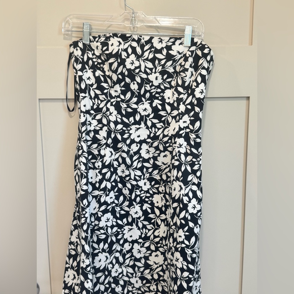 White House Black Market Sleeveless Black and White Dress